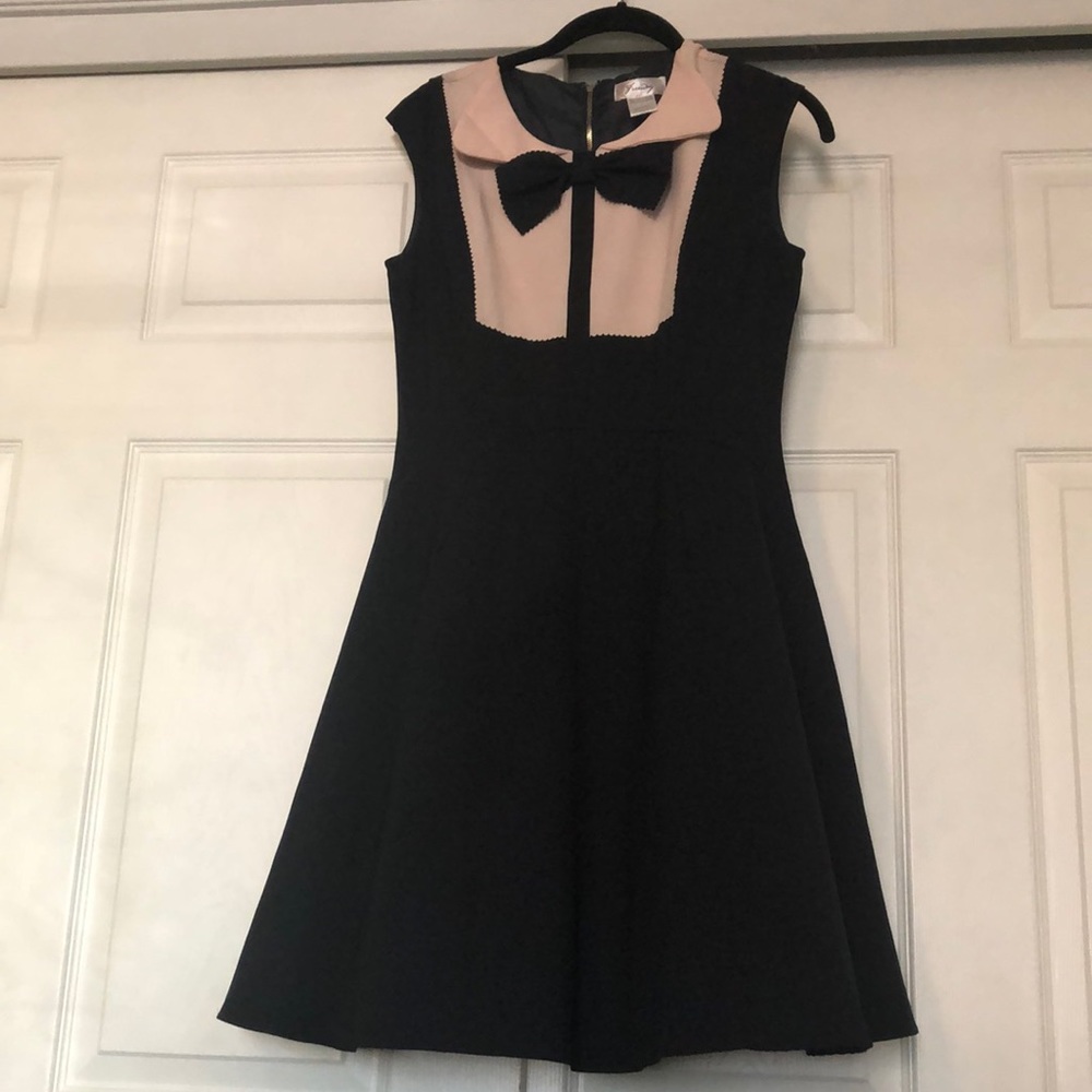 Blue/tan sleeveless swing dress with bow detail